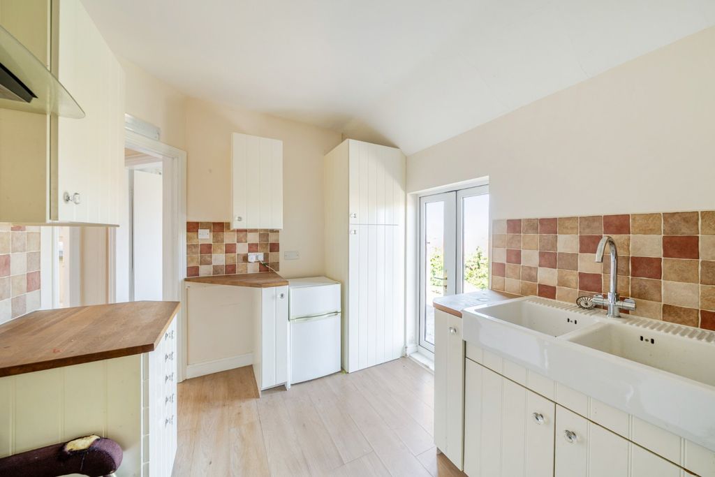 Property photo 2 of 7 Kitchen