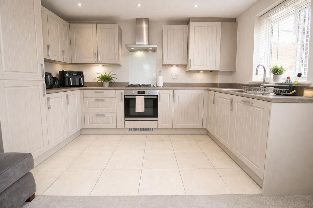 Property photo 2 of 8 Kitchen