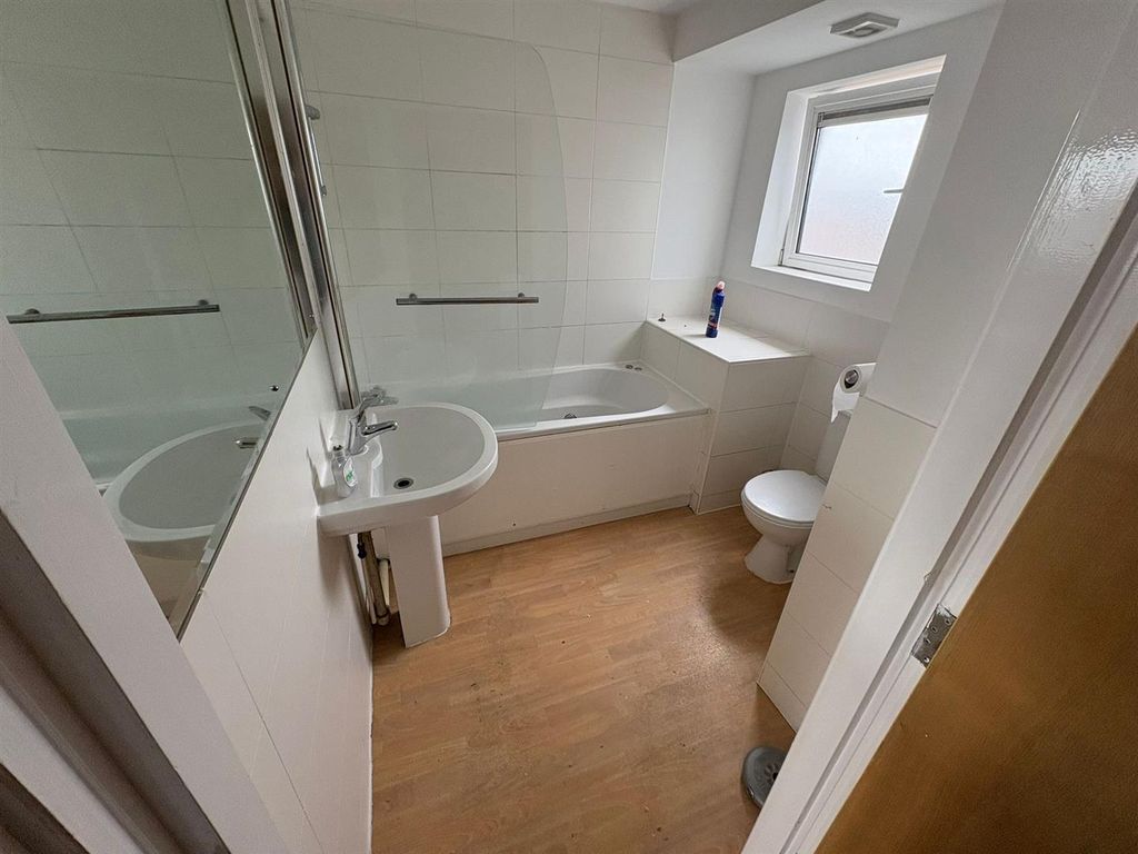 Property photo 2 of 8 Bathroom.Jpg