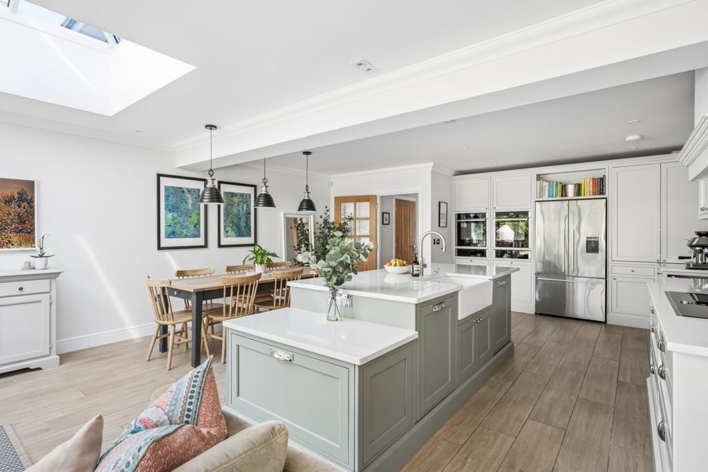 Property photo 3 of 19 Kitchen Island