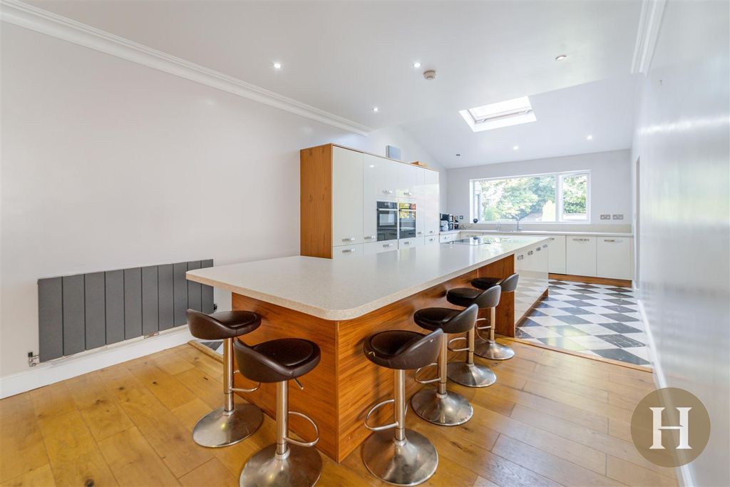 Property photo 3 of 52 Hadleigh Estate Agents-16.Jpg