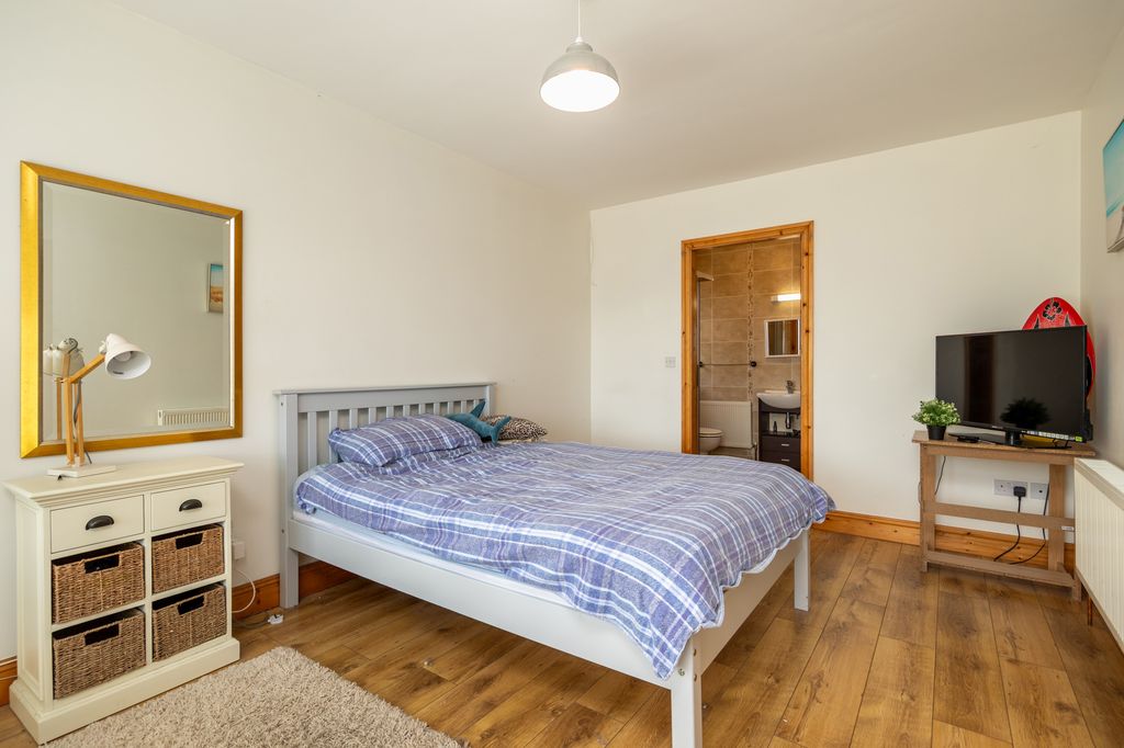 Property photo 3 of 32