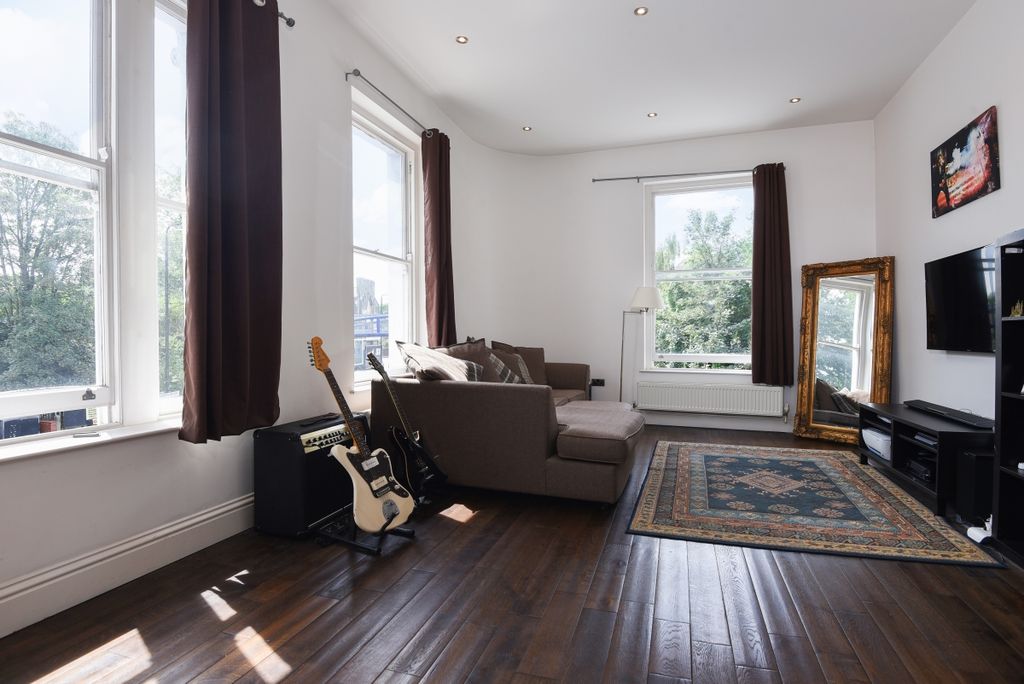 Property photo 1 of 7 Lounge