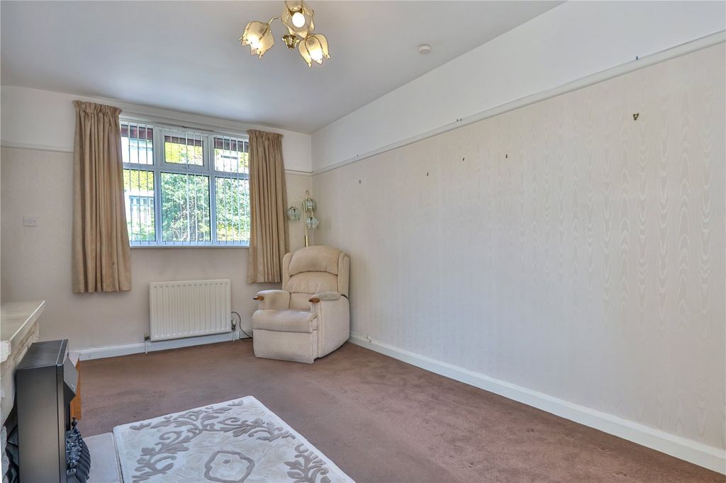 Property photo 3 of 17 Lounge