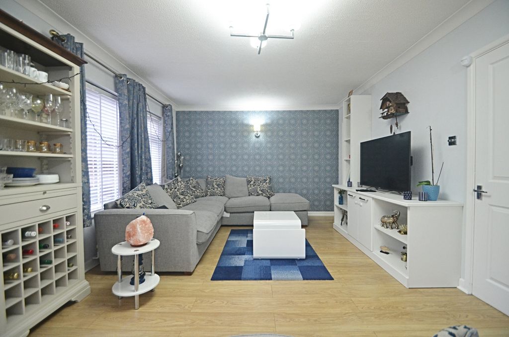 Property photo 3 of 8 Reception