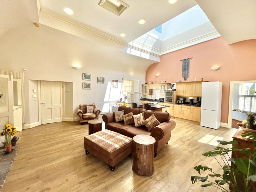 Property photo 2 of 32 Lounge/Kitchen