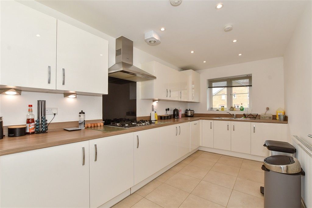 Property photo 3 of 11 Kitchen