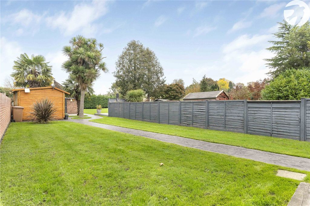 Property photo 3 of 30 Front Garden / Drive