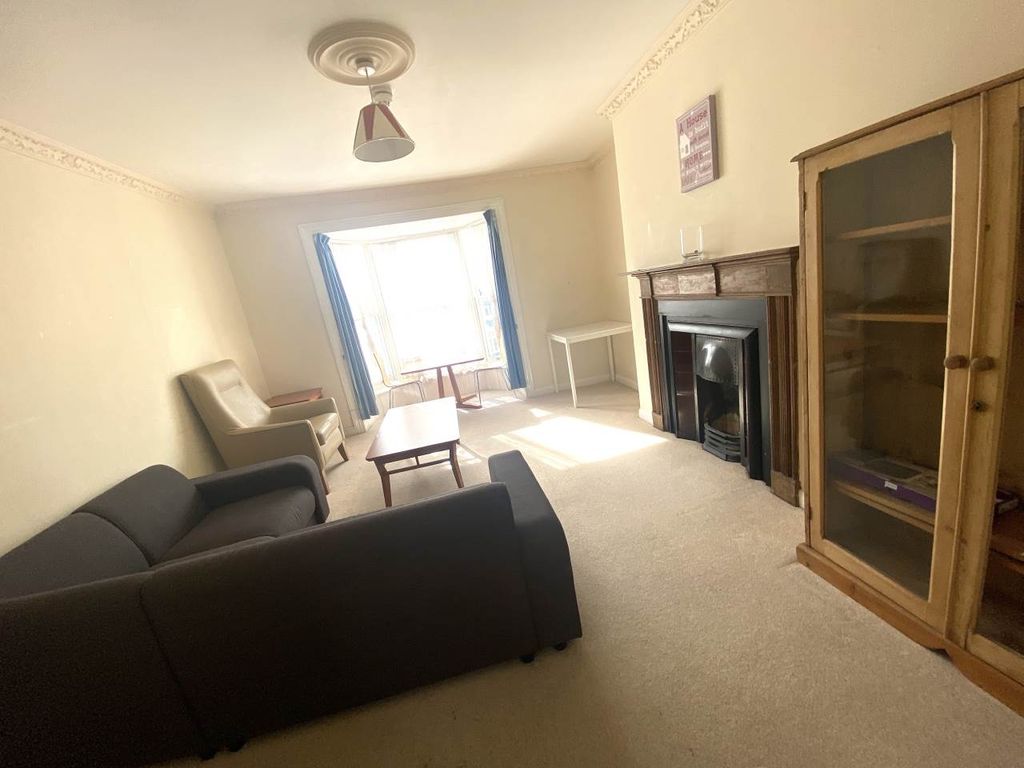 Property photo 3 of 7 Lounge1