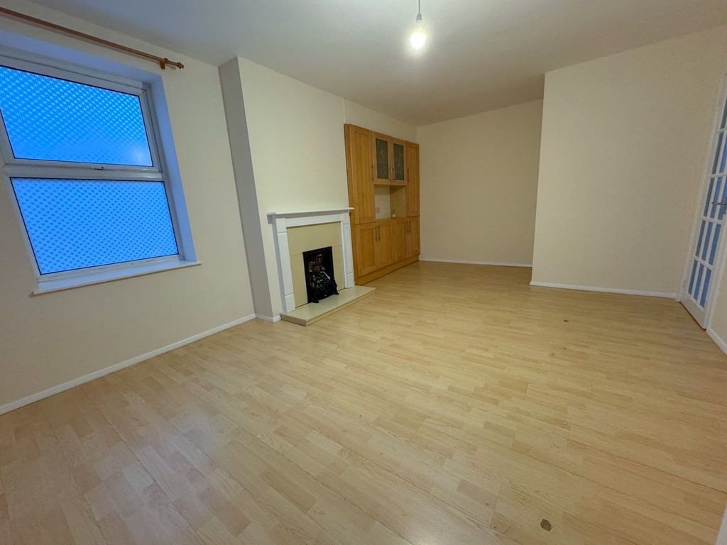 Property photo 3 of 10 Dfc93F1E-07A0-46d6-Bfaf-E6297589F81E