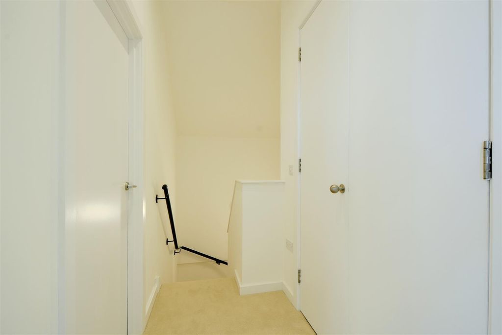 Property photo 3 of 16 Landing.Jpg