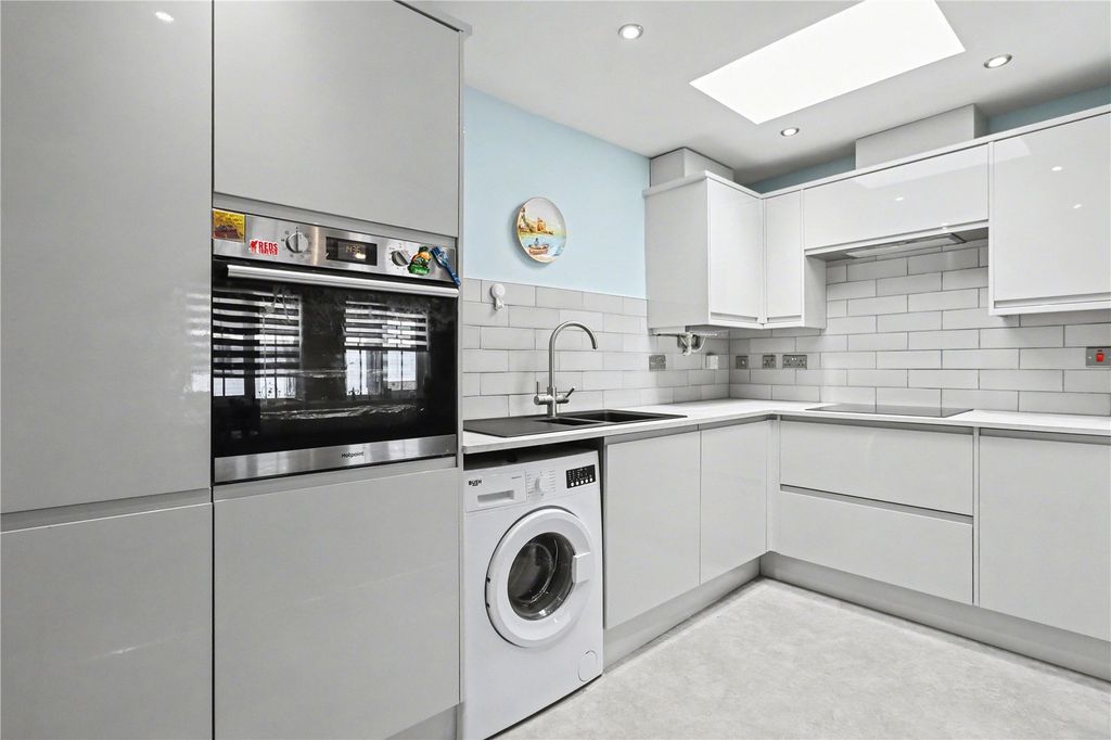 Property photo 2 of 9 Kitchen