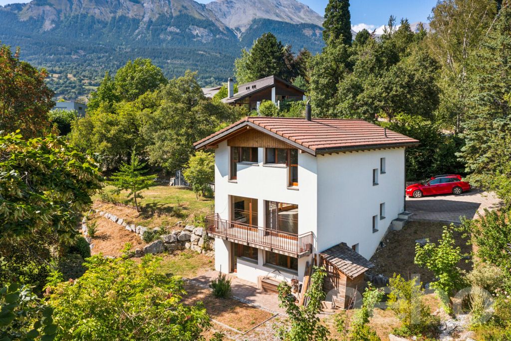 Property photo 3 of 12