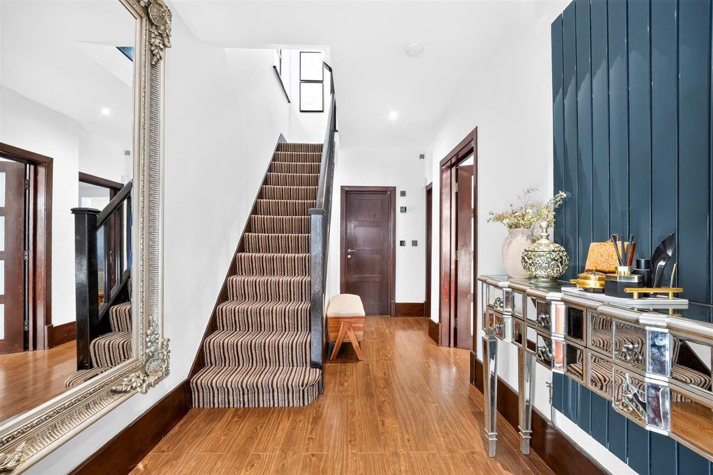Property photo 2 of 33