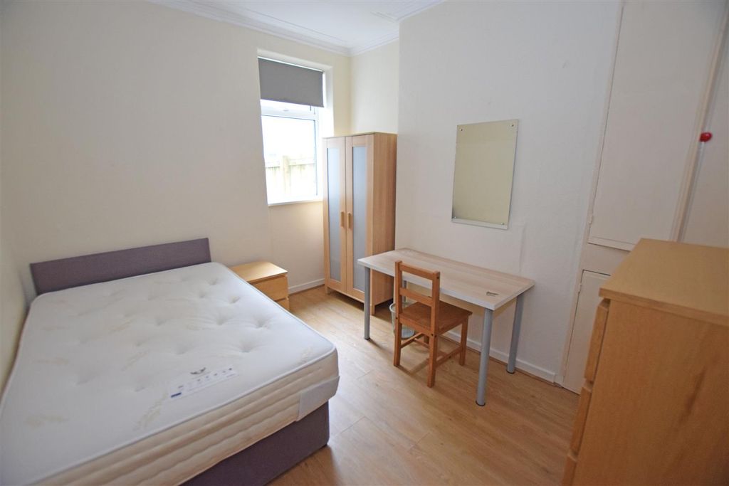 Property photo 3 of 13 Middle Room.Jpg