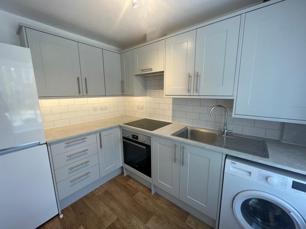 Property photo 3 of 11 Kitchen