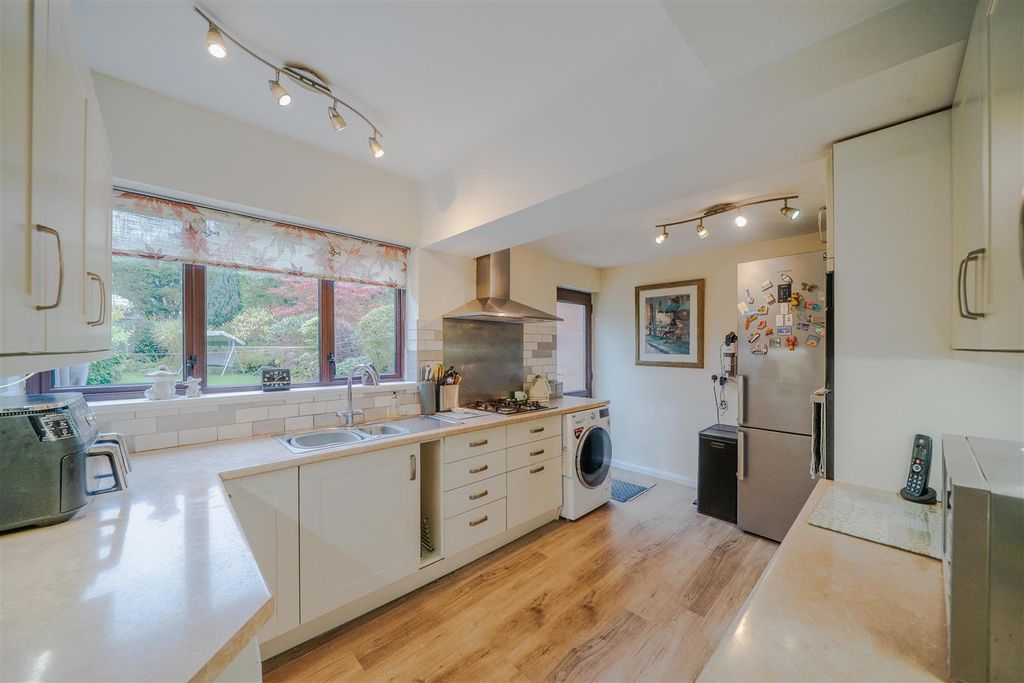 Property photo 3 of 27 Kitchen