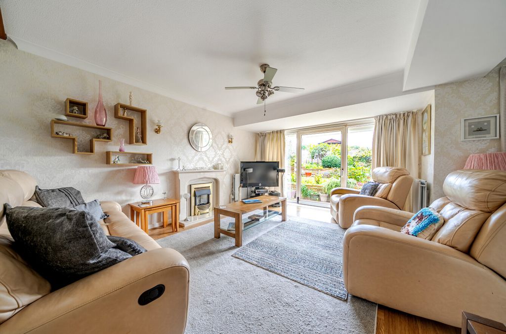 Property photo 2 of 14 1536286-19-1A13Fc...