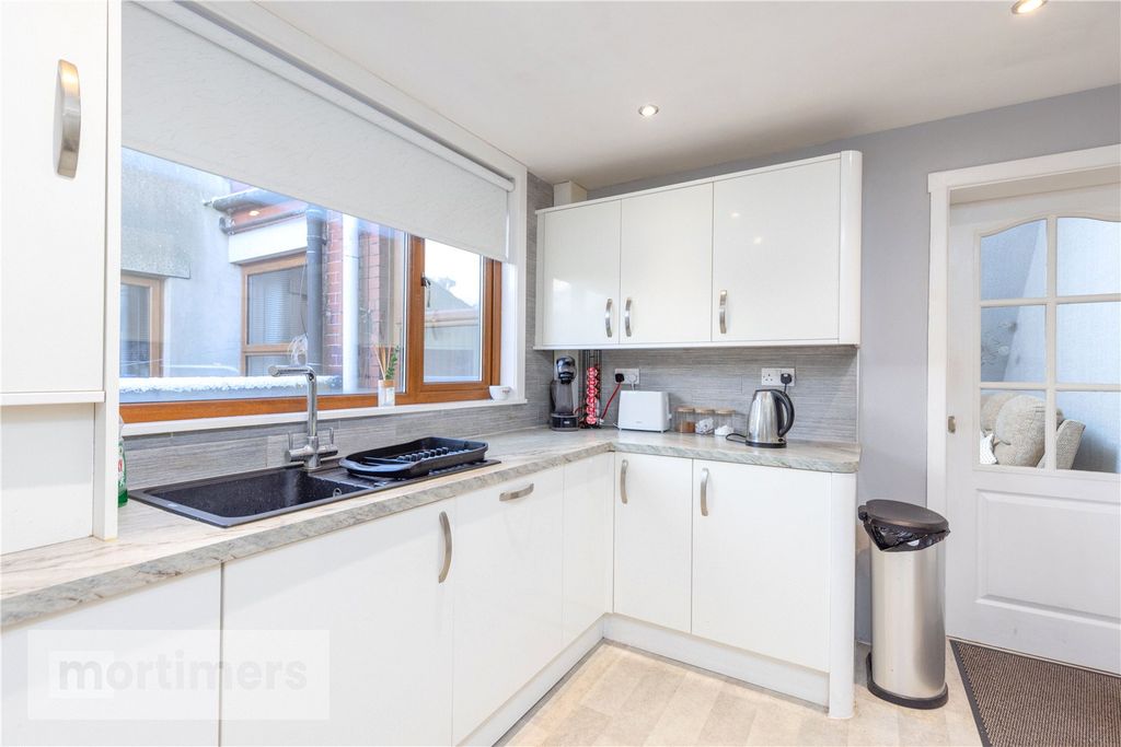 Property photo 2 of 19 Kitchen