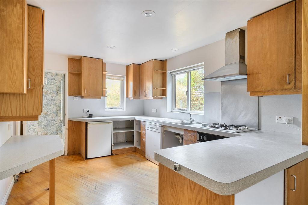 Property photo 3 of 15 Kitchendiner.Jpg