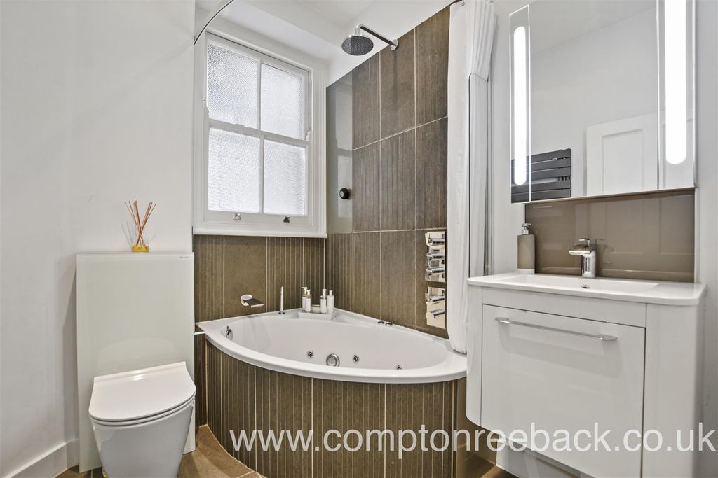 Property photo 3 of 7 Bathroom