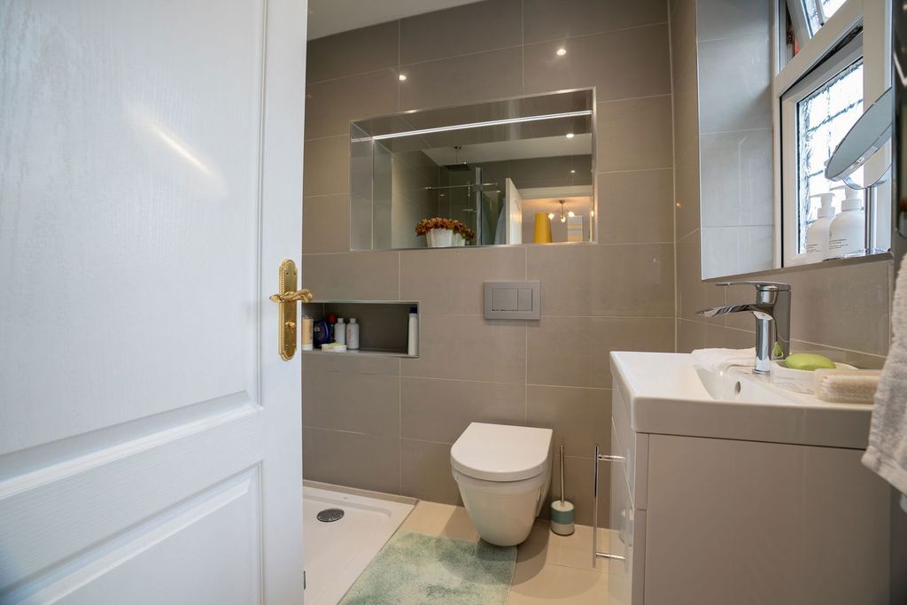 Property photo 3 of 31