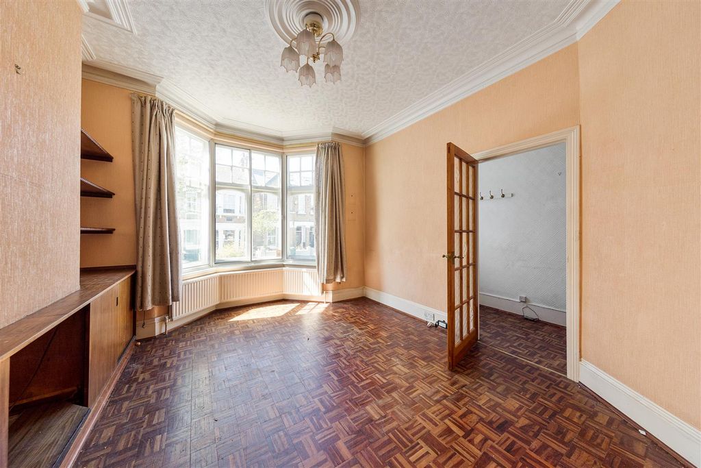 Property photo 2 of 32 Woodstock Road, E17