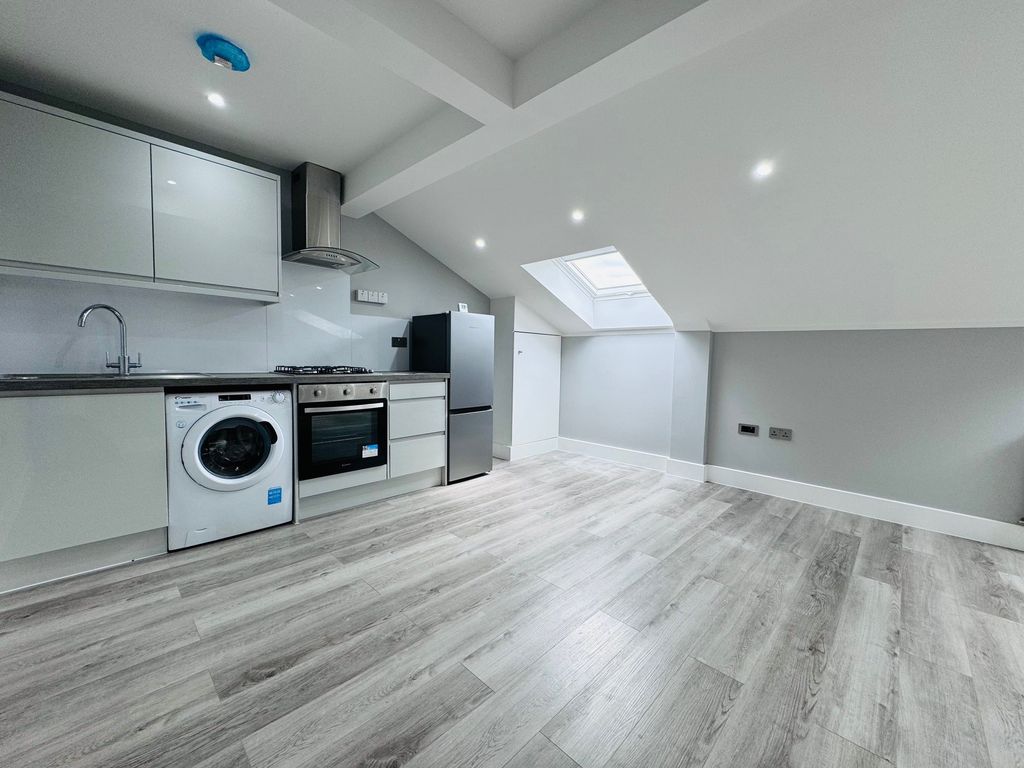 Property photo 2 of 5 Main Room