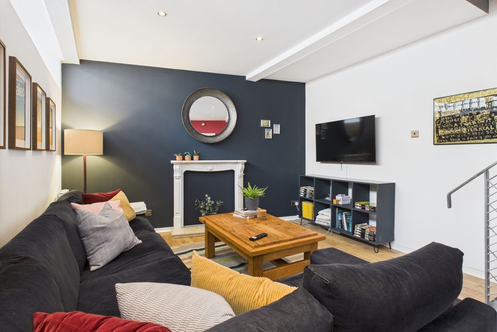 Property photo 1 of 17 Cam03162G0-Pr0282-Still021