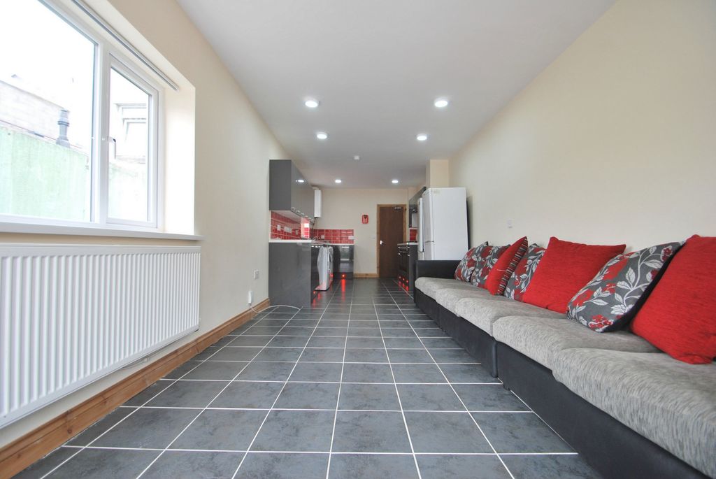 Property photo 2 of 12 Photo 3