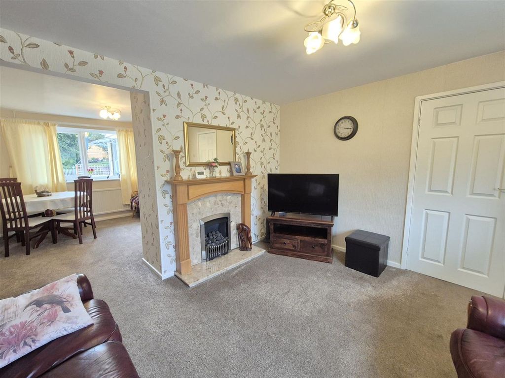 Property photo 3 of 21 Lounge