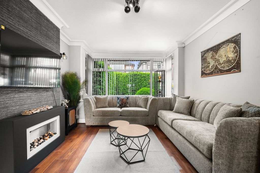 Property photo 1 of 5 2 Bed Flat To Rent Holly Park Rd, London W7