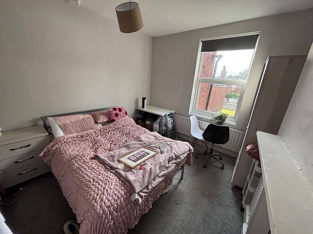 Property photo 2 of 21 A Cozy Double Bedroom Featuring A Comfortable Bed ...