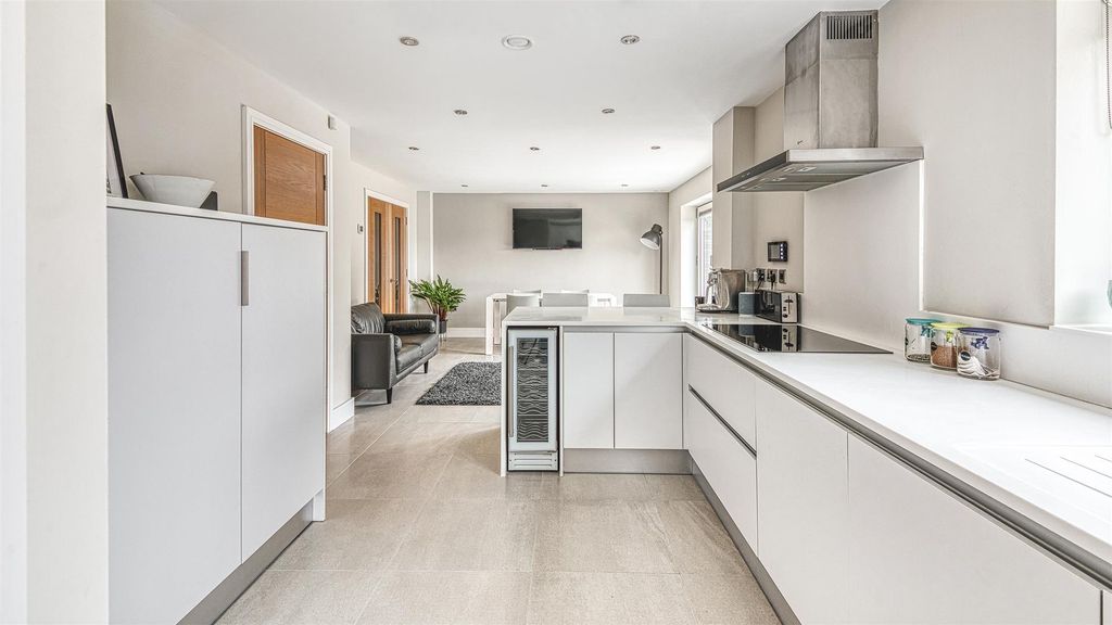 Property photo 2 of 34