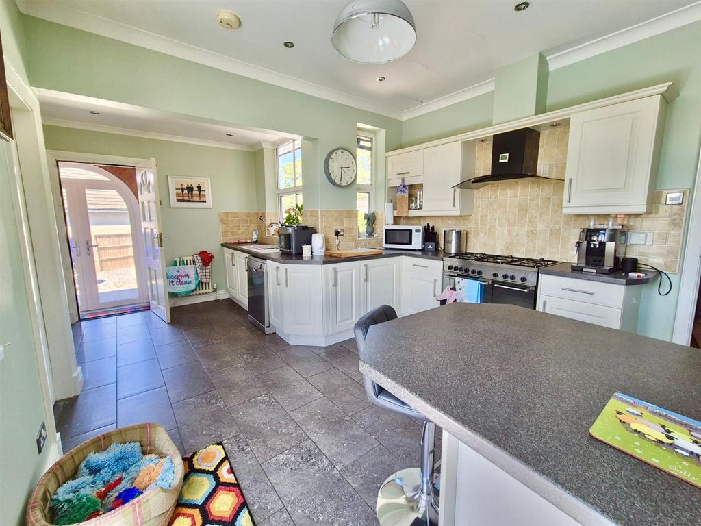 Property photo 3 of 36 Breakfast Kitchen