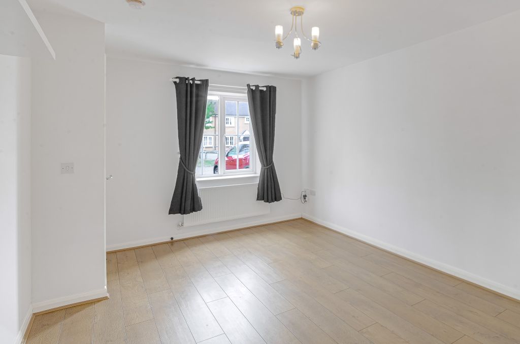 Property photo 2 of 15 Advert-14