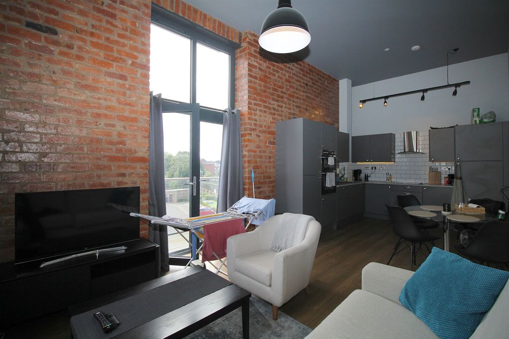 Property photo 3 of 21 Lounge / Kitchen