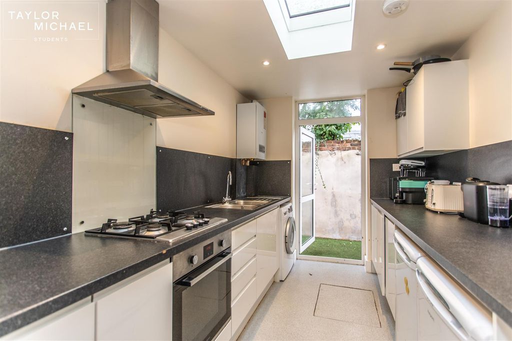 Property photo 1 of 18 Kitchen