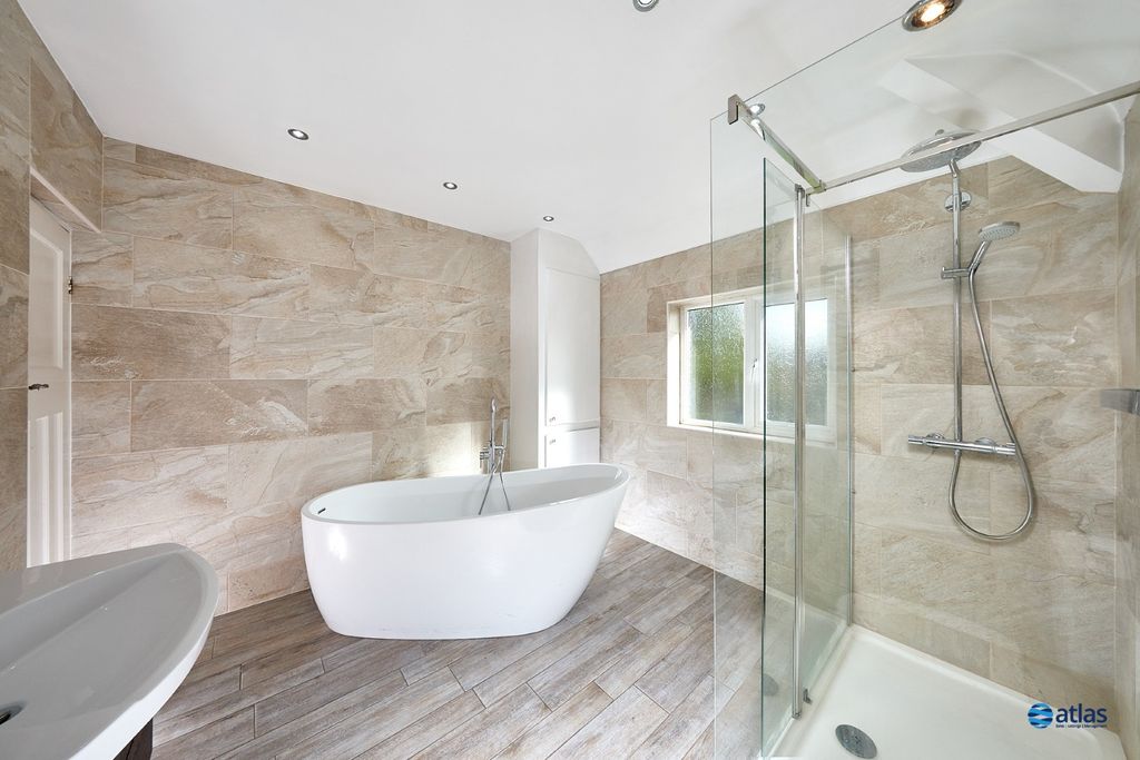 Property photo 3 of 18 Bathrom