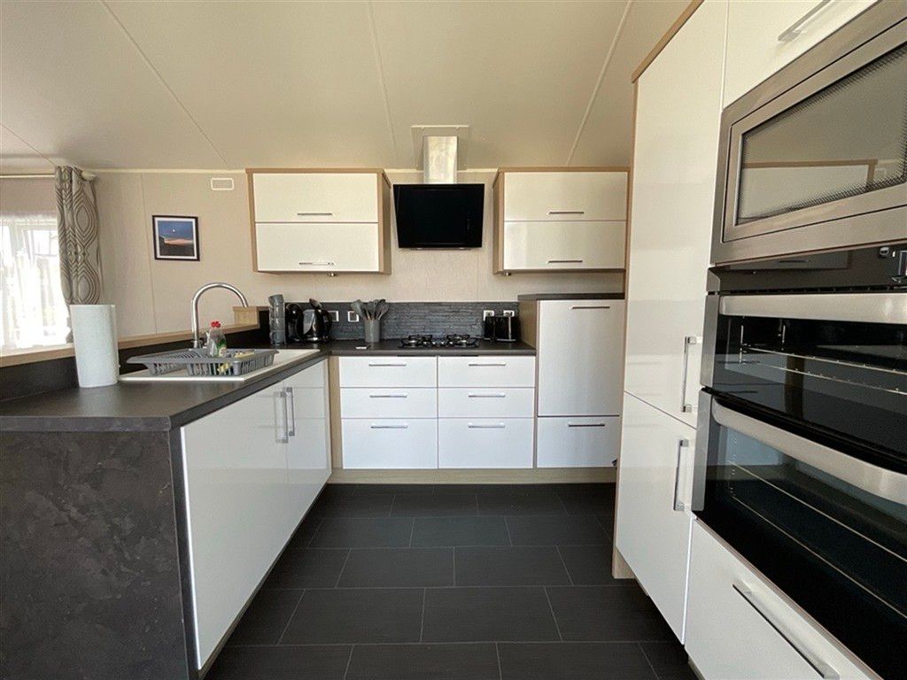 Property photo 3 of 9 Kitchen