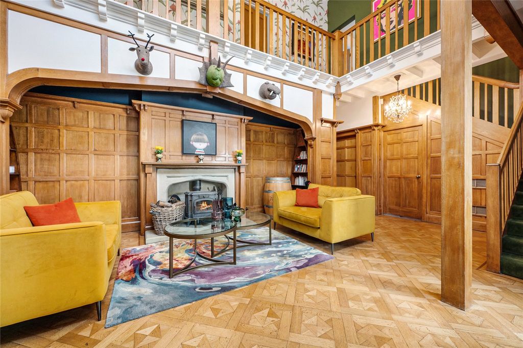 Property photo 2 of 37 Entrance Hall