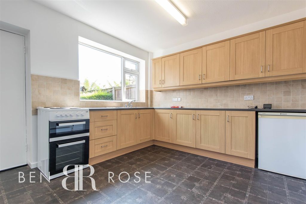 Property photo 3 of 16 Kitchen
