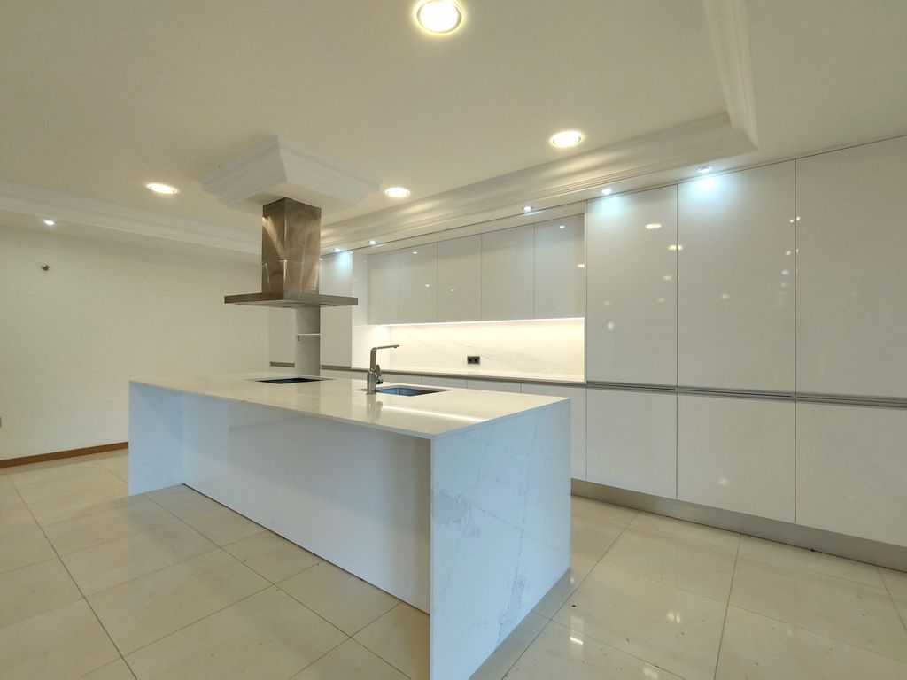 Property photo 1 of 42