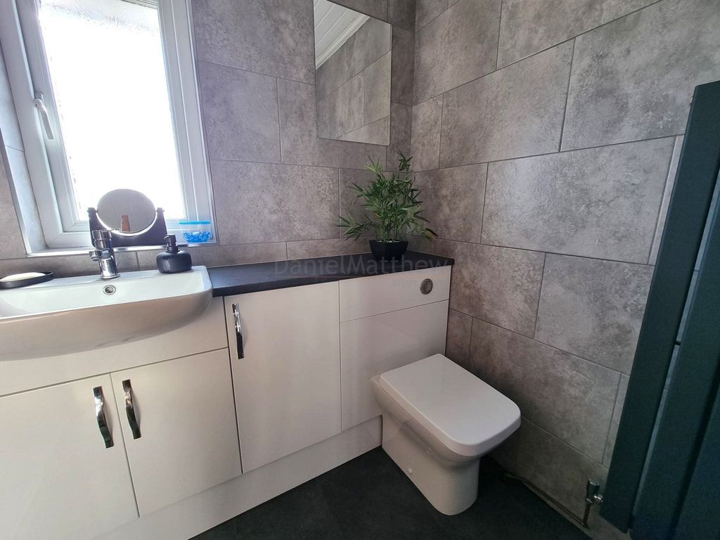 Property photo 3 of 17 Bathroom