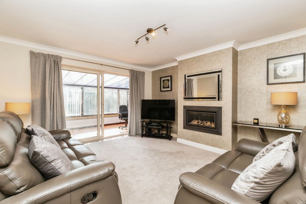 Property photo 2 of 17 Lounge