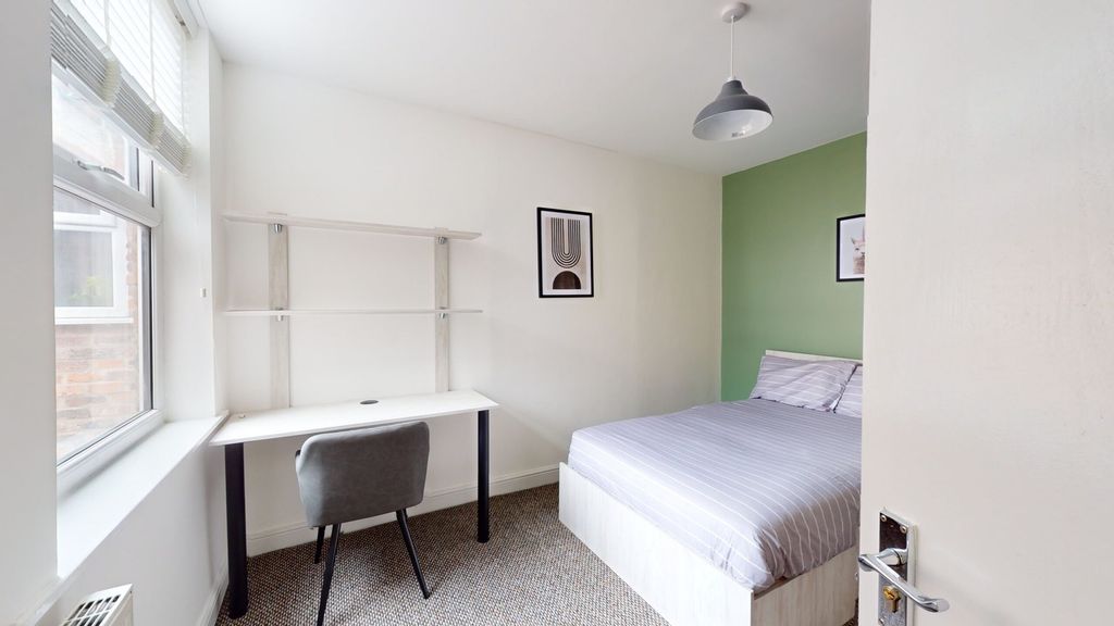 Property photo 3 of 15 A Bright And Modern Double Bedroom Featuring A Com...