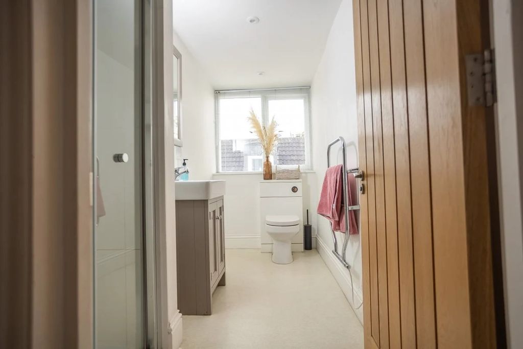 Property photo 3 of 17 En-Suite
