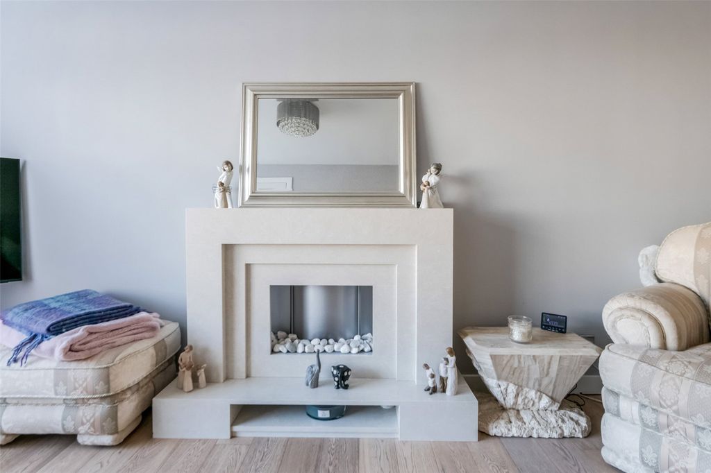 Property photo 3 of 31 Lounge/ Fireplace