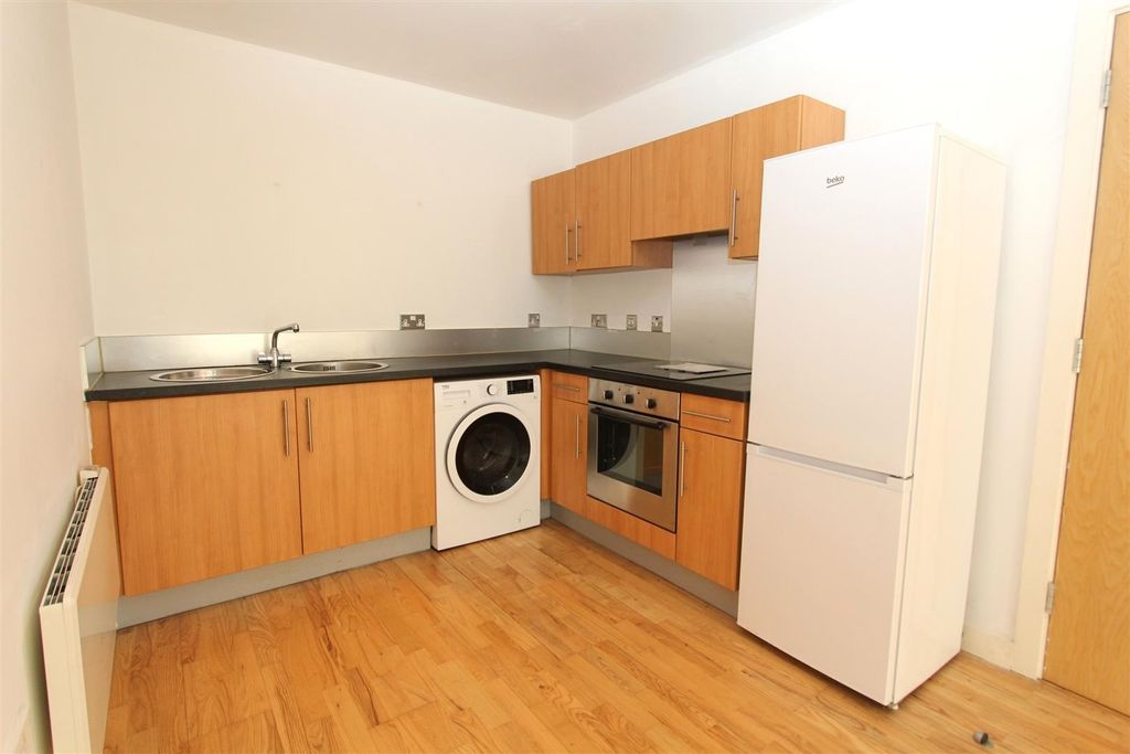 Property photo 1 of 8 Modern Kitchen With Integrated Appliances....