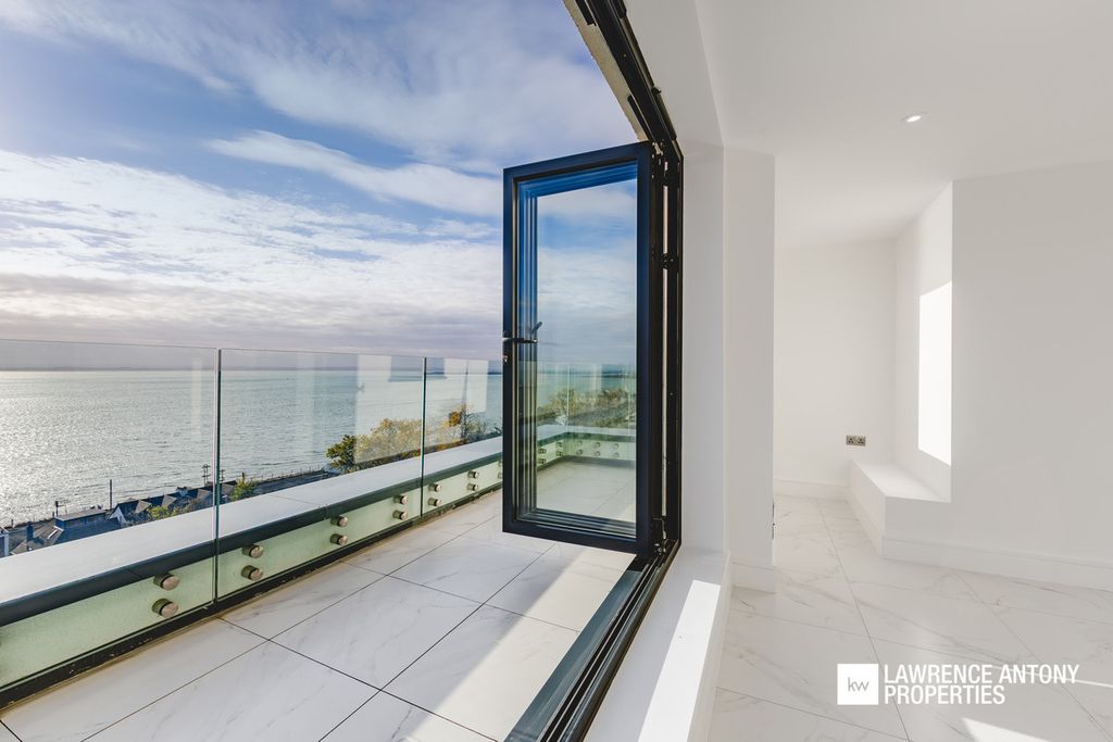 Additional image 15 of 2 bed flat for saleGrand Parade, Leigh-On-Sea SS9